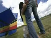 沉迷於肉棒的兩個飢渴少女在野外